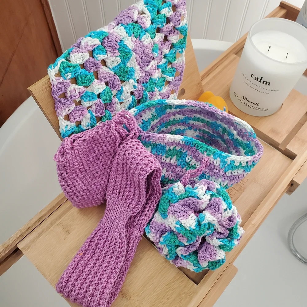 Nwot spa bath set with basket